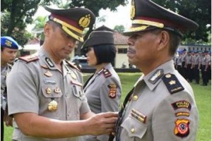 Kapolres Kuningan saat menyematkan pin kepada kapolsek Cilimus yang baru.